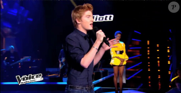 Elliott lors de l'épreuve ultime dans The Voice 3 le samedi 22 mars 2014 sur TF1