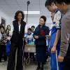 Michelle Obama et la première dame chinoise Peng Liyuan, en visite à l'école Beijing Normal School à Pékin, en Chine, le 21 mars 2014.