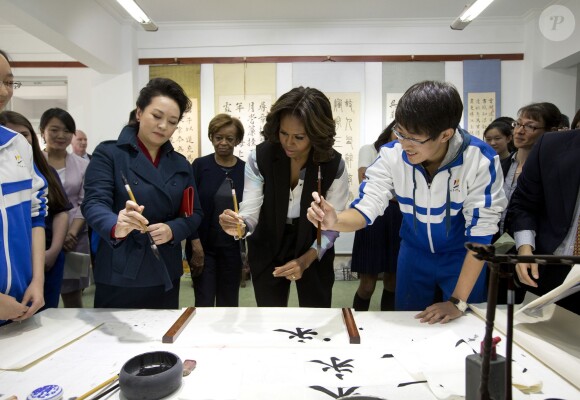 Michelle Obama et la première dame chinoise Peng Liyuan, en visite à l'école Beijing Normal School à Pékin, le 21 mars 2014.