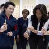 Michelle Obama et la première dame chinoise Peng Liyuan, en visite à l'école Beijing Normal School à Pékin, en Chine, le 21 mars 2014.