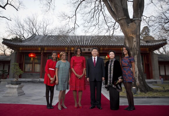 Michelle Obama, ses filles Sasha et Malia accompagnée de la première dame chinoise Peng Liyuan et de son mari Xi Jinping, à Pékin, en Chine, le 21 mars 2014.