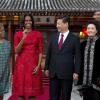 Michelle Obama, ses filles Sasha et Malia accompagnée de la première dame chinoise Peng Liyuan, à Pékin, en Chine, le 21 mars 2014.