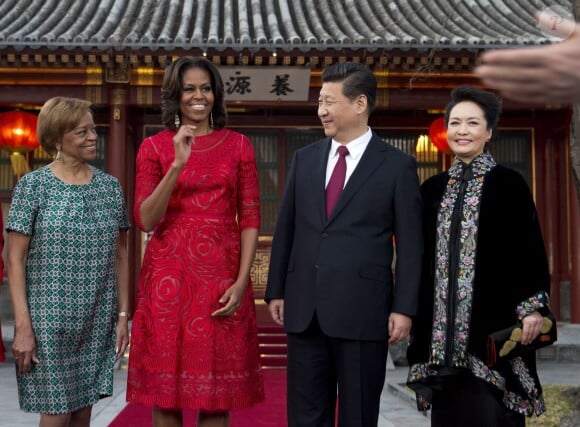Michelle Obama, ses filles Sasha et Malia accompagnée de la première dame chinoise Peng Liyuan, à Pékin, en Chine, le 21 mars 2014.