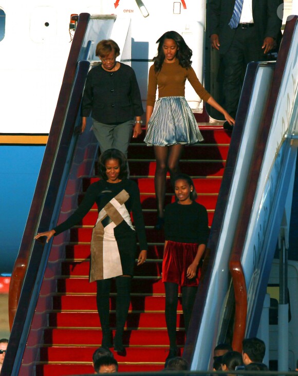 Michelle Obama arrive à Pékin avec sa mère Marian Robinson et ses filles Sasha et Malia, le 20 mars 2014.