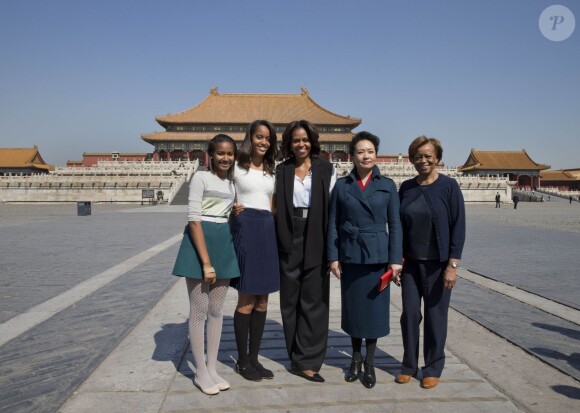 Michelle Obama a visité la Cité interdite à Pékin en Chine, avec la première dame chinoise Peng Liyuan, sa mère et ses filles, le 21 mars 2014.