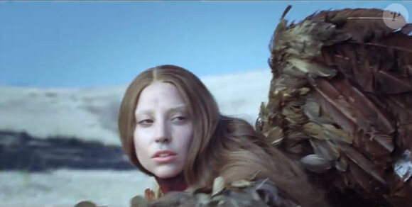 Un début très peplum... Lady Gaga, image du clip G.U.Y., ''a ARTPOP film'', révélé le 22 mars 2014