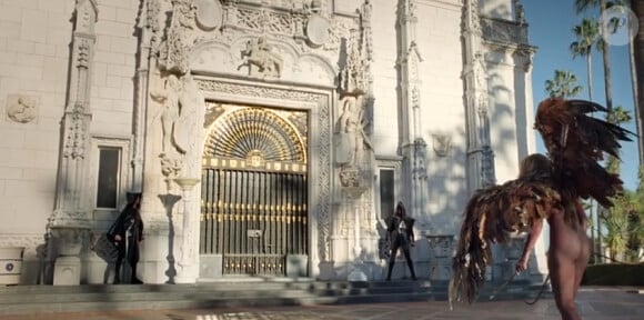 Le château Hearst - ici la façade de la Casa Grande - sert de décor au film de Lady Gaga. Image du clip G.U.Y., ''a ARTPOP film'', révélé le 22 mars 2014