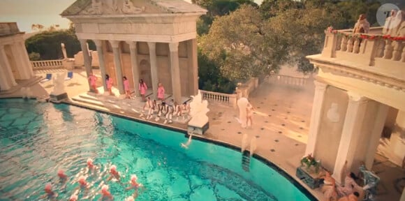 Le château Hearst - ici le bassin de Neptune - sert de décor au film de Lady Gaga. Image du clip G.U.Y., ''a ARTPOP film'', révélé le 22 mars 2014