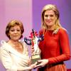 La reine Maxima des Pays-Bas recevait des mains de la première dame d'Allemagne Daniela Schadt, le 21 mars 2014 à Baden-Baden, le Deutsche Medien Award 2014, récompensant son engagement sous l'égide des Nations unies pour la finance inclusive pour le développement.