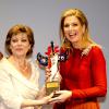 La reine Maxima des Pays-Bas recevait des mains de la première dame d'Allemagne Daniela Schadt, le 21 mars 2014 à Baden-Baden, le Deutsche Medien Award 2014, récompensant son engagement sous l'égide des Nations unies pour la finance inclusive pour le développement.