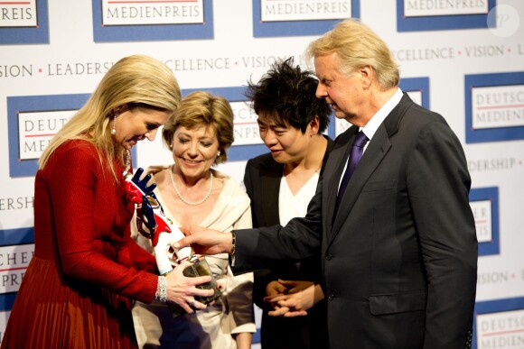 La reine Maxima des Pays-Bas a reçu des mains de Daniela Schadt et en présence du pianiste Lang Lang le 21 mars 2014 à Baden-Baden, en Allemagne, le prix Deutsche Medien Award récompensant son action en tant que représentante spéciale du Secrétaire générale de l'ONU pour la finance inclusive pour le développement.