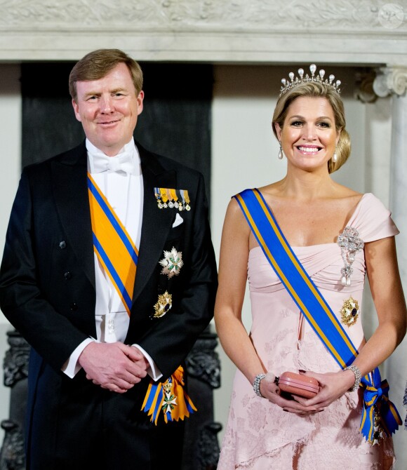 Le roi Willem-Alexander et la reine Maxima des Pays-Bas, magnifique pour l'occasion, donnaient le 22 mars 2014 un dîner au palais royal à Amsterdam pour la visite officielle du président chinois Xi Jinping et son épouse Peng Liyuan.