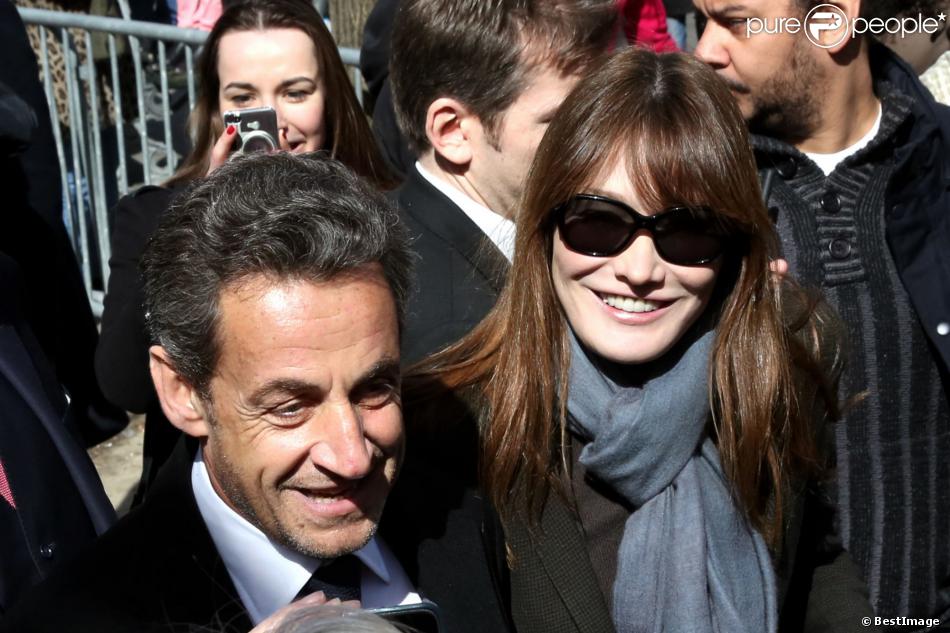 Arrivés à la gare de l'Est d'un train en provenance de Strasbourg, où Carla Bruni se produisait la veille, Nicolas Sarkozy et sa femme se sont rendus directement au bureau de vote du 16e arrondissement à Paris, le 23 mars 2014.