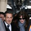 Arrivés à la gare de l'Est d'un train en provenance de Strasbourg, où Carla Bruni se produisait la veille, Nicolas Sarkozy et son épouse se sont rendus directement au bureau de vote du 16e arrondissement à Paris, le 23 mars 2014.