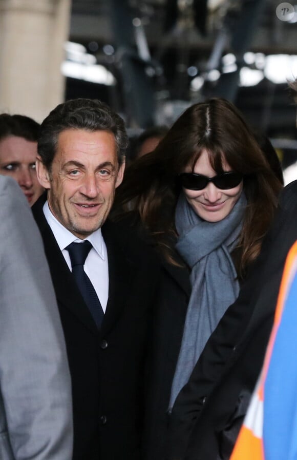 Arrivés à la gare de l'Est d'un train en provenance de Strasbourg, où Carla Bruni se produisait la veille, Nicolas Sarkozy et son épouse se sont rendus directement au bureau de vote du 16e arrondissement à Paris, le 23 mars 2014.