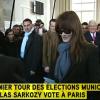 Nicolas Sarkozy et Carla Bruni votent dans un bureau de vote du XVIe arrondissement de Paris pour le 1er tour des élections municipales de 2014. (Vidéo i-Télé)