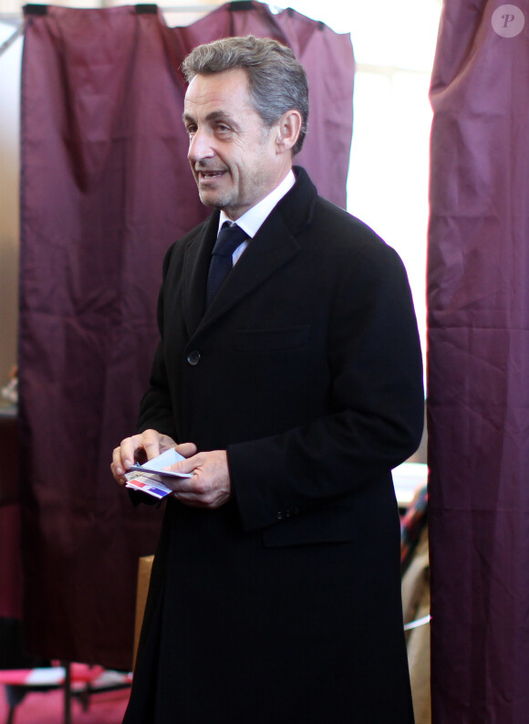 Nicolas Sarkozy vote dans le 16ème arrondissement de Paris à l'occasion des élections municipales, le 23 mars 2014.