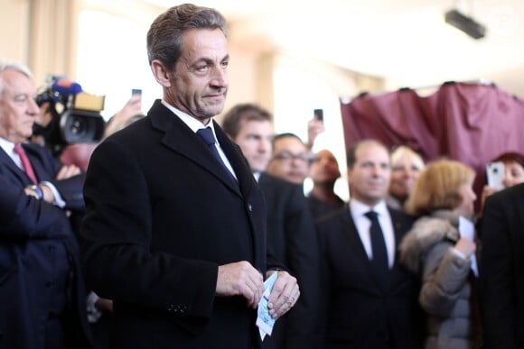 Nicolas Sarkozy et sa femme Carla Bruni sont allés voter vers 13 heures dans le 16e arrondissement de Paris à l'occasion des élections municipales, le 23 mars 2014.