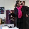 Anne Hidalgo (PS) vote pour les élections municipales dans une école du 15e arrondissement de Paris, le 23 mars 2014.
