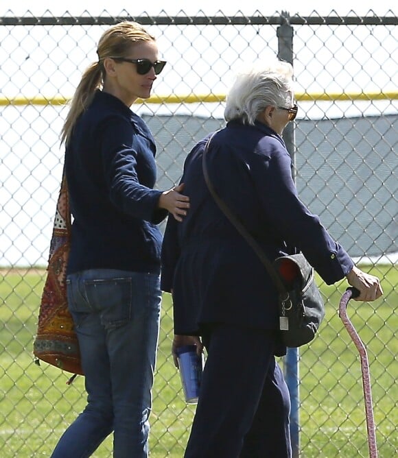 Exclusif - Julia Roberts très protectrice avec sa mère Betty Lou Motes, visiblement malade, à Los Angeles, le 13 mars 2014.