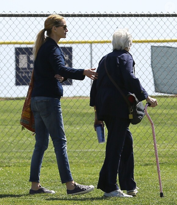 Exclusif - Julia Roberts très protectrice avec sa mère Betty Lou Motes, visiblement malade, à Los Angeles, le 13 mars 2014.