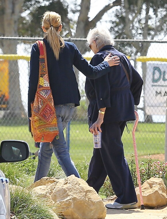 Exclusif - Julia Roberts très protectrice avec sa mère Betty Lou Motes à Los Angeles, le 13 mars 2014.