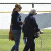 Exclusif - Julia Roberts très protectrice avec sa mère Betty Lou Motes, visiblement malade, à Los Angeles, le 13 mars 2014.