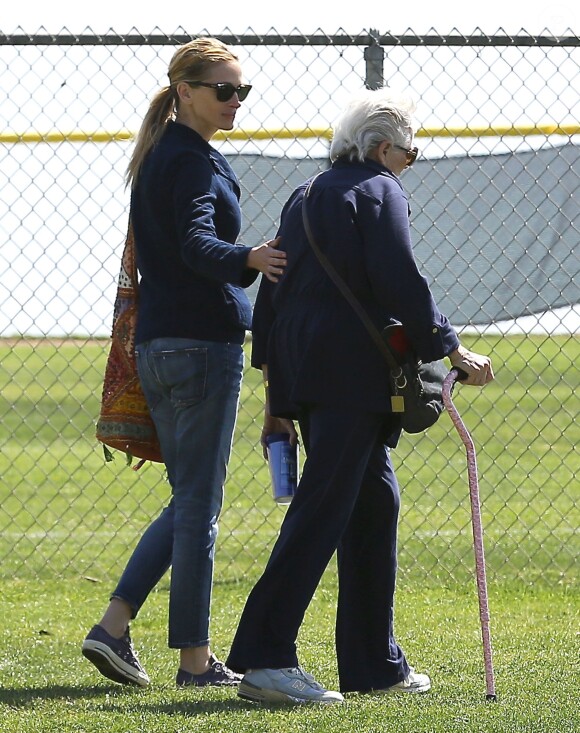 Exclusif - Julia Roberts très protectrice avec sa mère Betty Lou Motes, visiblement malade, à Los Angeles, le 13 mars 2014.