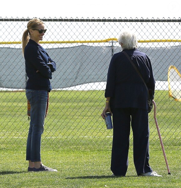 Exclusif - Julia Roberts très protectrice avec sa mère Betty Lou Motes à Los Angeles, le 13 mars 2014.