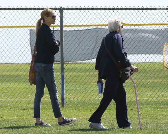 Exclusif - Julia Roberts très protectrice avec sa mère Betty Lou Motes à Los Angeles, le 13 mars 2014.