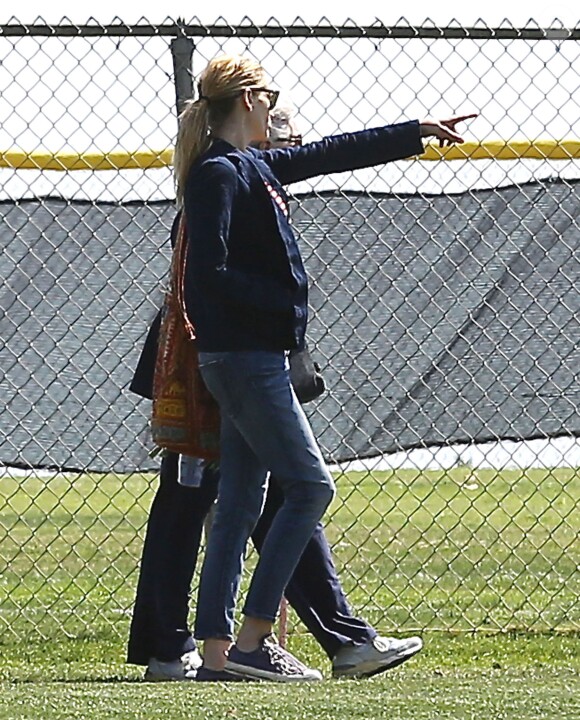 Exclusif - Julia Roberts très protectrice avec sa mère Betty Lou Motes à Los Angeles, le 13 mars 2014.