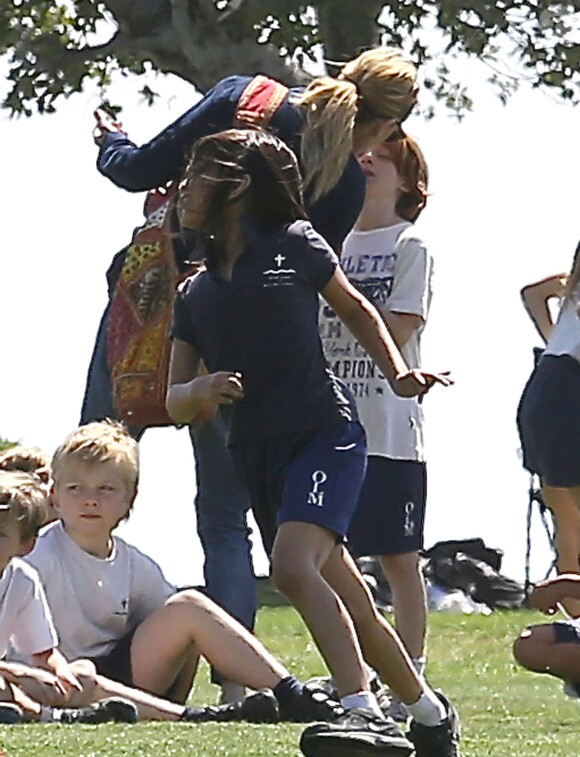 Exclusif - Julia Roberts au parc avec sa mère Betty Lou Motes et ses fils Phinnaeus et Henry à Los Angeles, le 13 mars 2014.