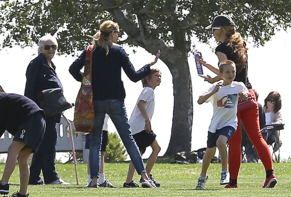 Exclusif - Julia Roberts au parc avec sa mère Betty Lou Motes et ses fils Phinnaeus et Henry à Los Angeles, le 13 mars 2014.