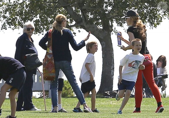 Exclusif - Julia Roberts au parc avec sa mère Betty Lou Motes et ses fils Phinnaeus et Henry à Los Angeles, le 13 mars 2014.