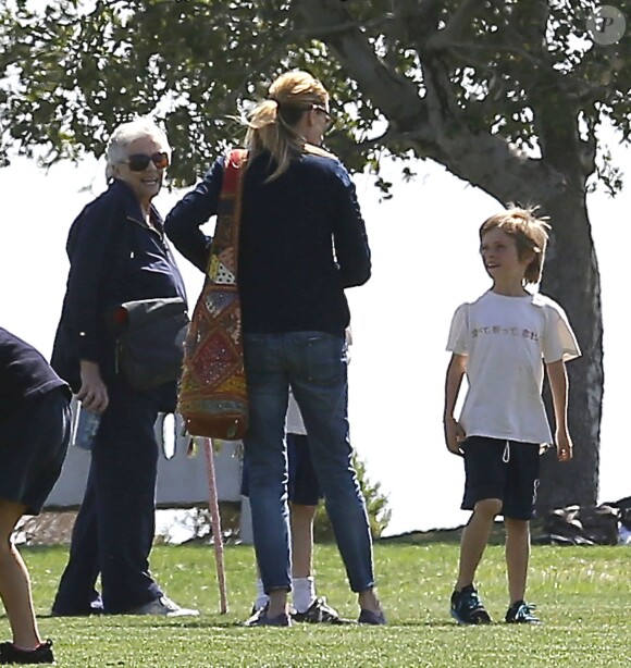 Exclusif - Julia Roberts au parc avec sa mère Betty Lou Motes et ses fils Phinnaeus et Henry à Los Angeles, le 13 mars 2014.