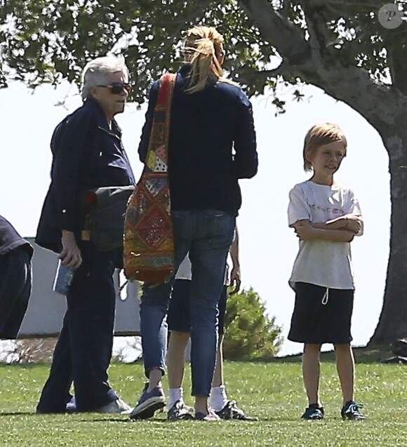 Exclusif - Julia Roberts au parc avec sa mère Betty Lou Motes et ses fils Phinnaeus et Henry à Los Angeles, le 13 mars 2014.