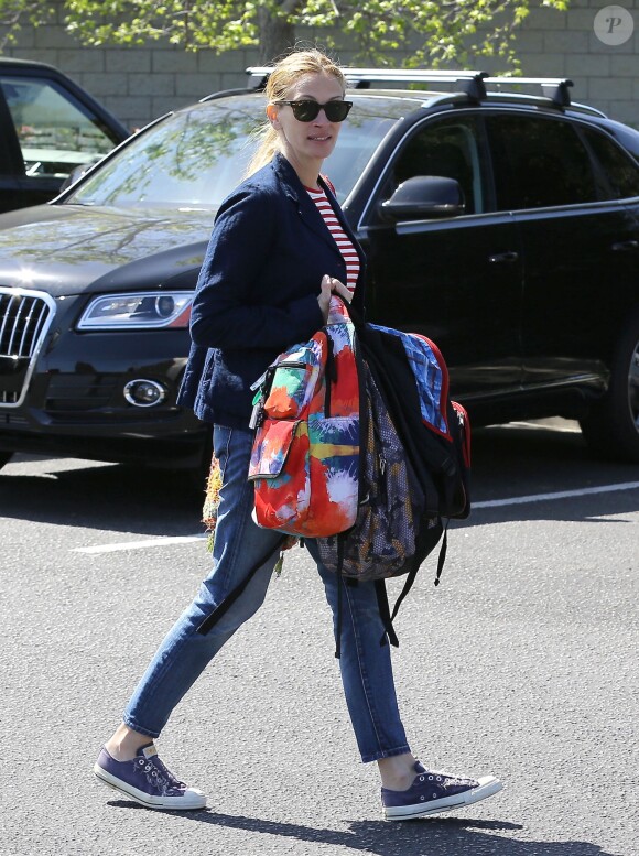 Exclusif - Julia Roberts au parc avec sa mère Betty Lou Motes et ses enfants à Los Angeles, le 13 mars 2014.