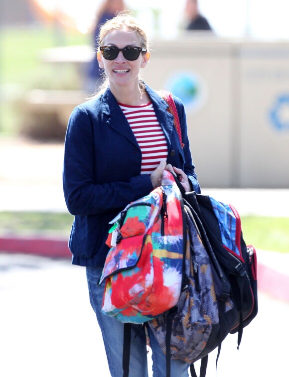 Exclusif - Julia Roberts au parc avec sa mère Betty Lou Motes et ses enfants à Los Angeles, le 13 mars 2014.