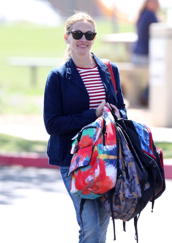 Exclusif - Julia Roberts au parc avec sa mère Betty Lou Motes et ses enfants à Los Angeles, le 13 mars 2014.