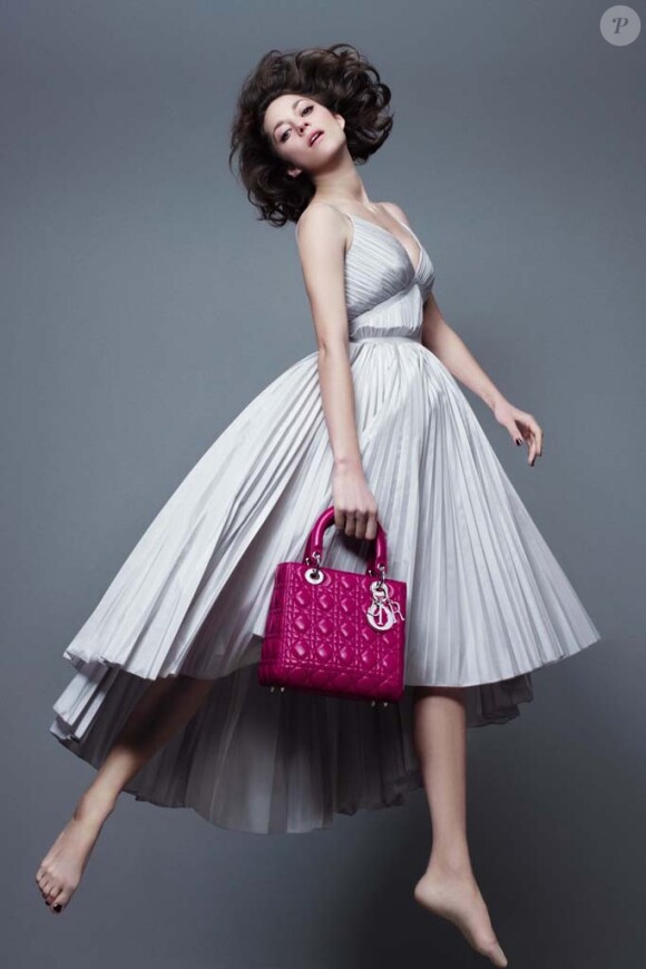 Marion Cotillard, en apesanteur, photographiée par Jean-Baptiste Mondino pour la nouvelle campagne Lady Dior.