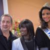 Miss France 2014 Flora Coquerel avec ses parents lors d'une cérémonie dans son village de Morancez en Eure-et-Loir, le 18 décembre 2013.