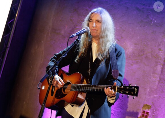 Patti Smith chante une chanson écrite pour l'occasion au vernissage de l'exposition Robert Mapplethorpe au Grand Palais, organisé par la société Aurel BGC, mécène exclusif de cette rétrospective. À Paris, le 24 mars 2014.