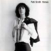 Patti Smith photographiée par Robert Mapplethorpe pour la pochette de "Horses", son premier album, paru en 1975.