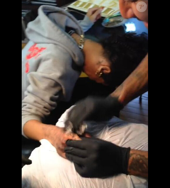 De passage à Auckland, la chanteuse Rihanna s'est offert un tatouage tribal à la manière traditionnelle Maori, le 8 octobre 2013.