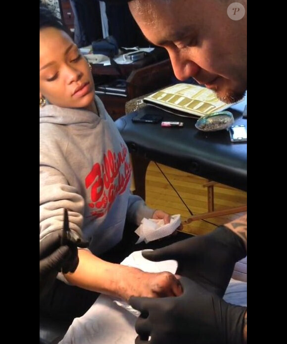 De passage à Auckland, Rihanna s'est offert un tatouage tribal à la manière traditionnelle Maori, le 8 octobre 2013.