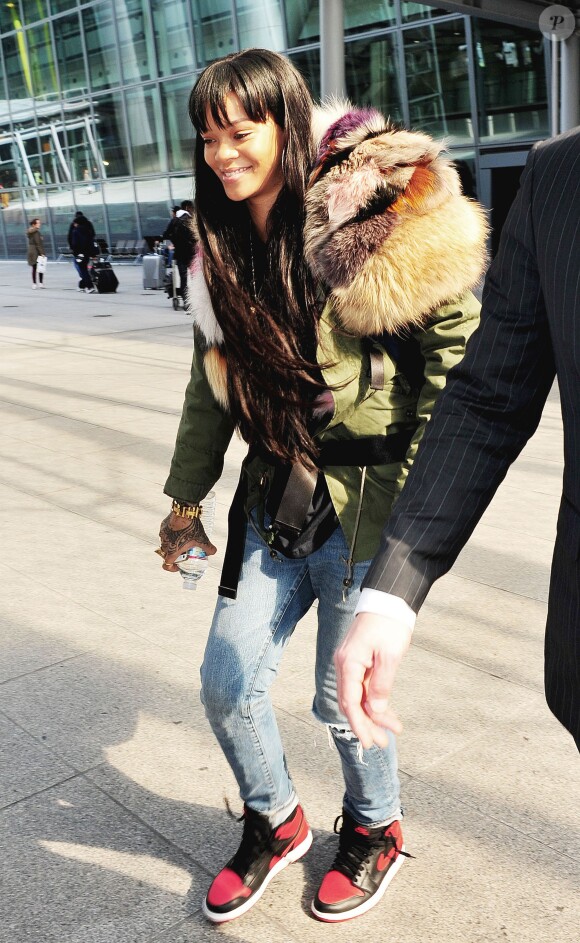 Rihanna, souriante à l'aéroport d'Heathrow. Londres, le 24 mars 2014.