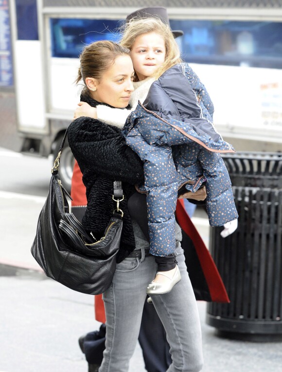Nicole Richie fait du shopping avec sa fille Harlow à Hollywood le 7 février 2014.