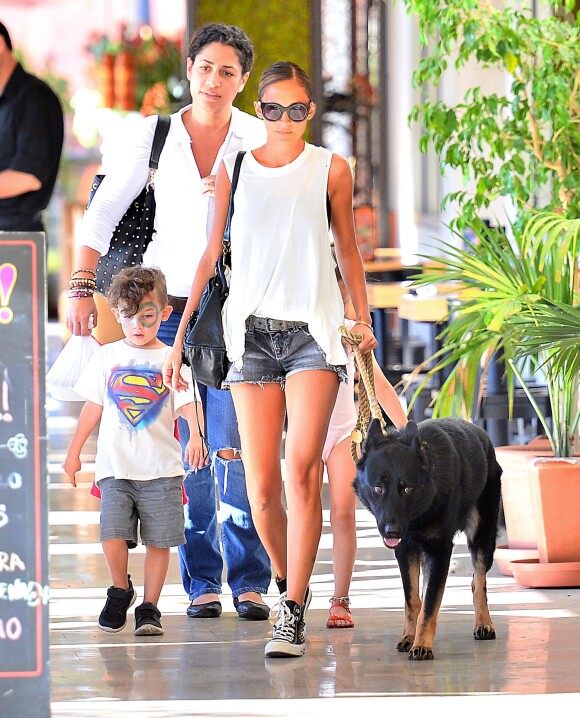 Nicole Richie sort du restaurant "Loteria Grill" avec son chien et ses enfants Harlow et Sparrow à Los Angeles, le 25 septembre 2013.