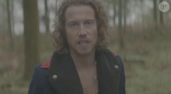 Julien Doré dans "On attendra l'hiver", son nouveau clip mis en ligne le 27 mars 2014.