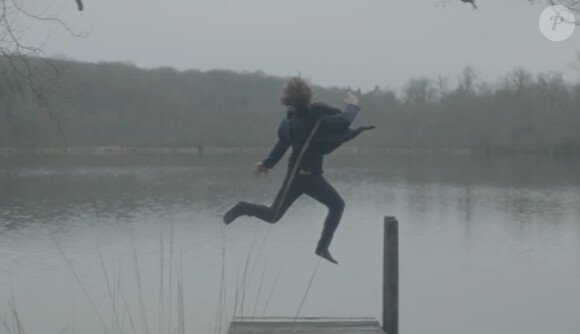 Julien Doré dans le clip "On attendra l'hiver", mis en ligne le 27 mars 2014.